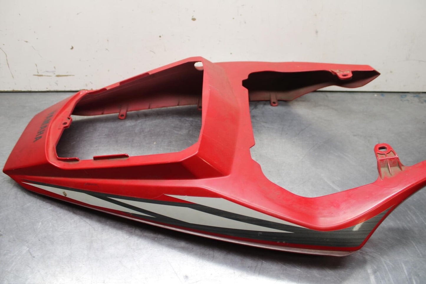 2004 Yamaha YZF R6 REAR BACK TAIL FAIRING COWL SHROUD 5SL-Y2171-80-P4 BB622