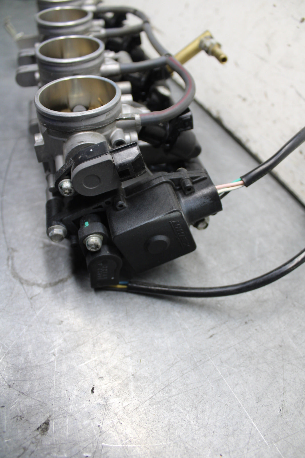 05-06 SUZUKI GSXR1000 MAIN FUEL INJECTORS / THROTTLE BODIES 13405-41G00 BB677