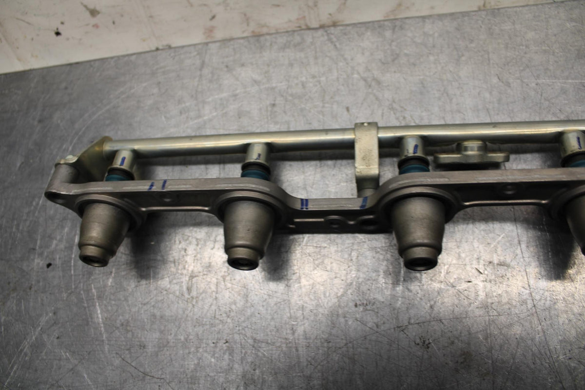 06-07 HONDA CBR1000RR SECONDARY FUEL INJECTORS TOP AIRBOX GAS RAIL BB75