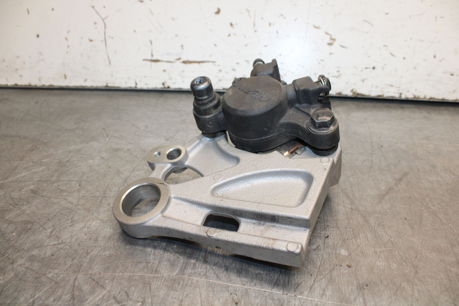22-24 YAMAHA XSR900 REAR BACK BRAKE CALIPER W MOUNT BRACKET BB710
