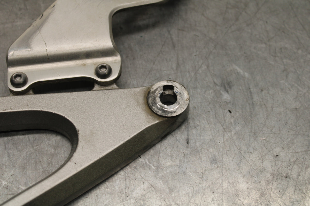 07-08 YAMAHA YZF R1 LEFT REARSET REAR SET DRIVER FOOT PEG BRACKET MOUNT BB724