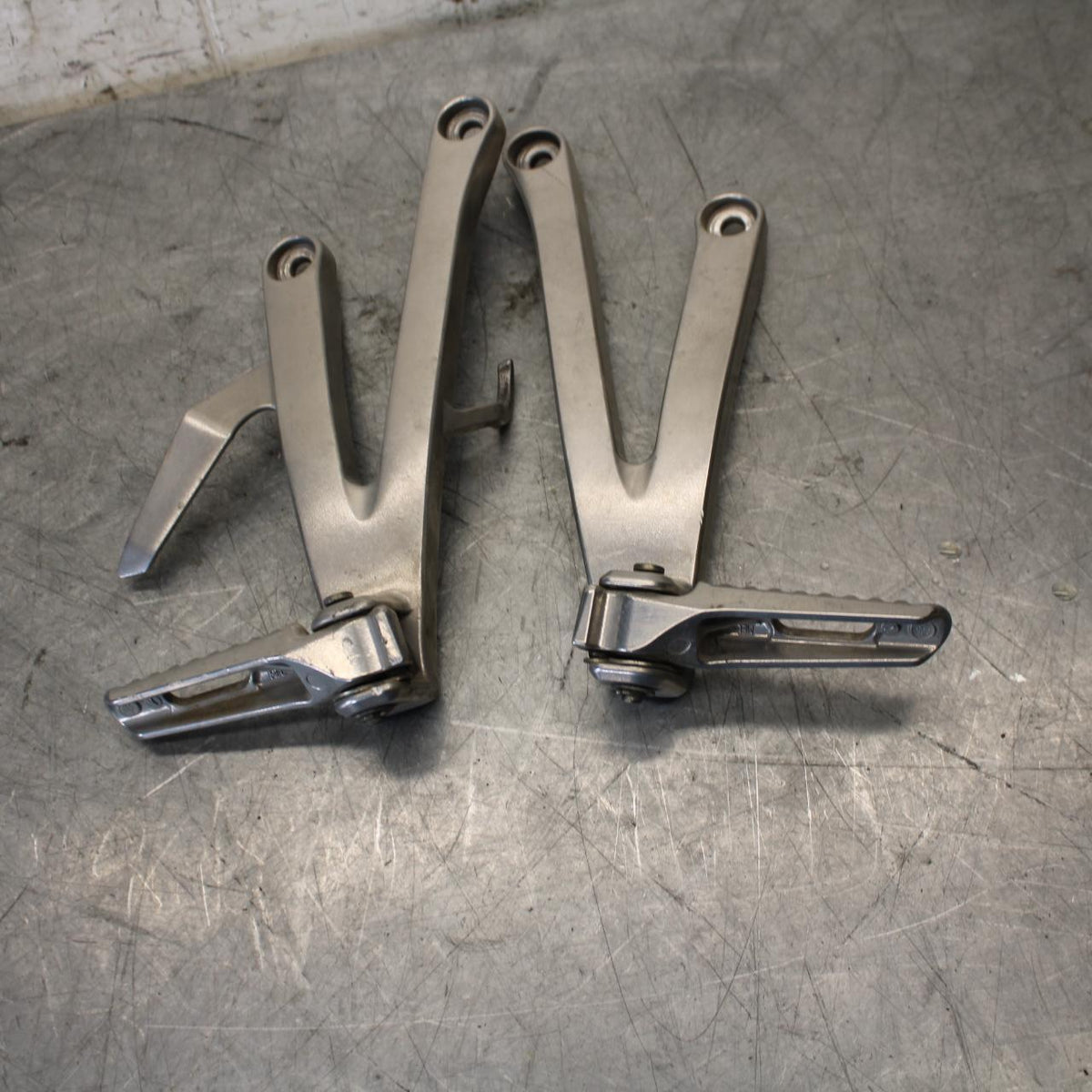 2011 Honda CBR600RR REAR BACK PASSENGER PEG SET PAIR 50720-MEL-305 BB520