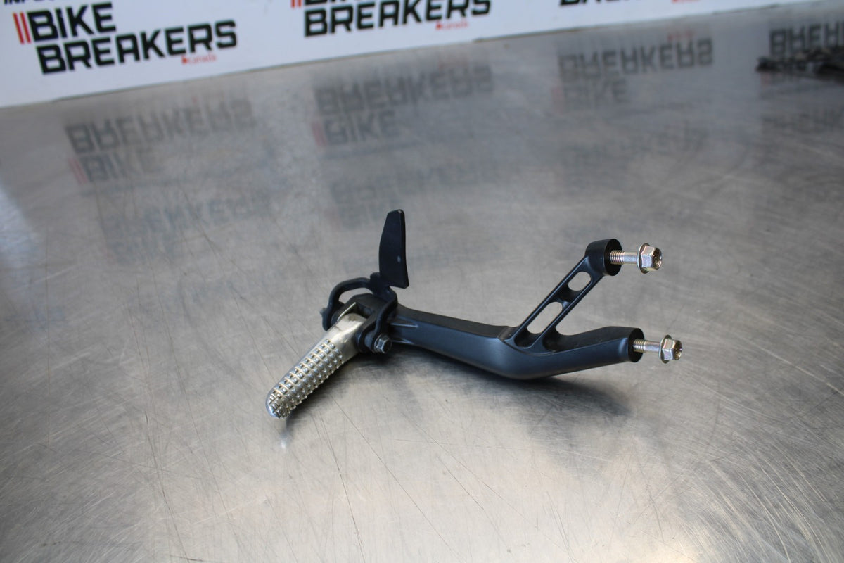 22-25 YAMAHA YZF R7 RIGHT REAR BACK PASSENGER PEG BB176