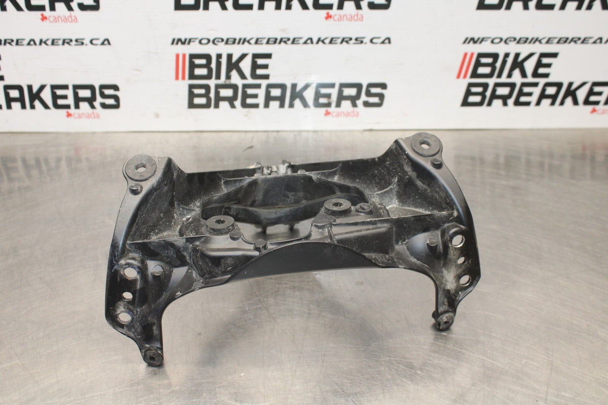 06-07 SUZUKI GSXR750 UPPER FAIRING MIRROR GAUGES STAY BRACKET BB811