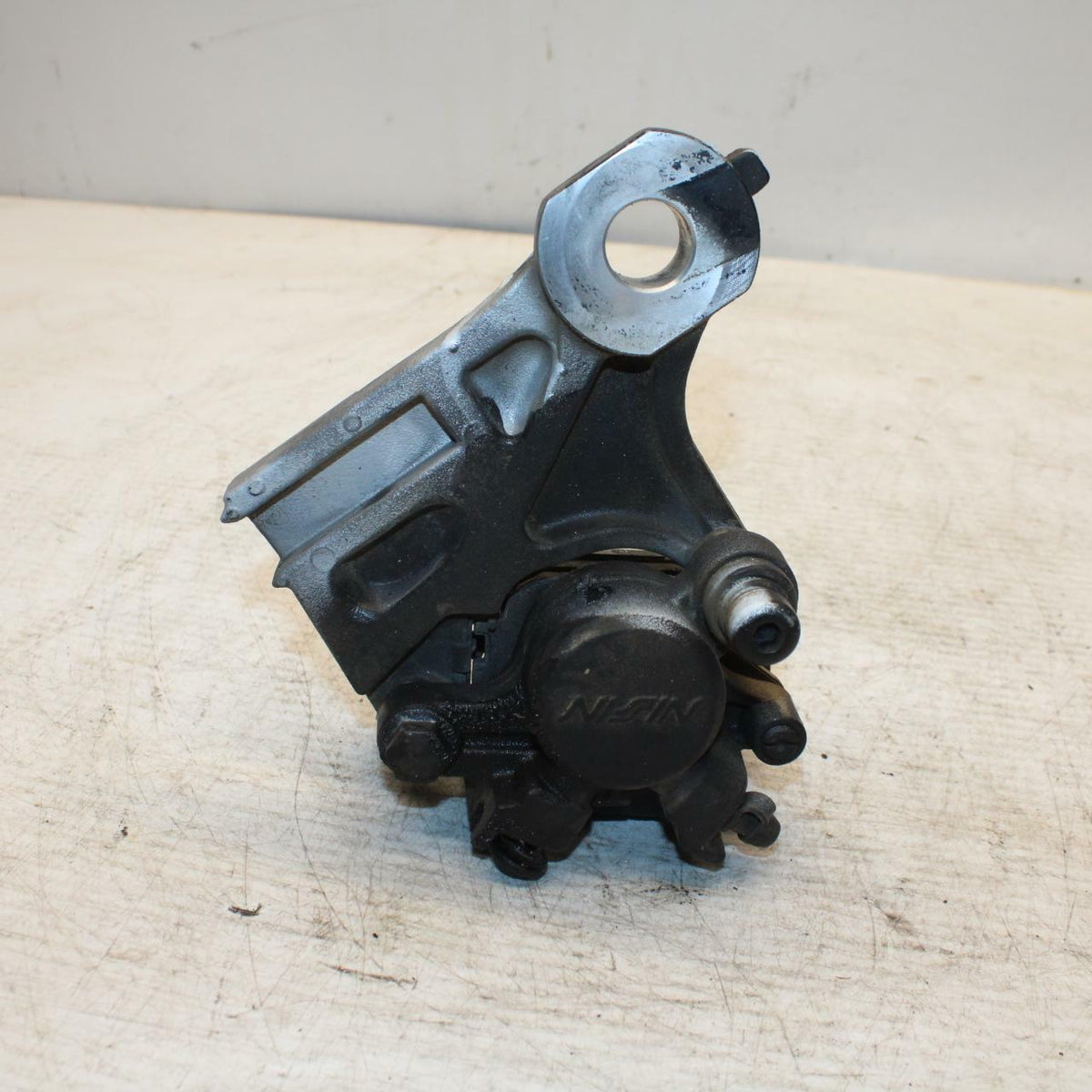 15 YAMAHA FZ09 REAR BACK BRAKE CALIPER W MOUNT BRACKET BB367