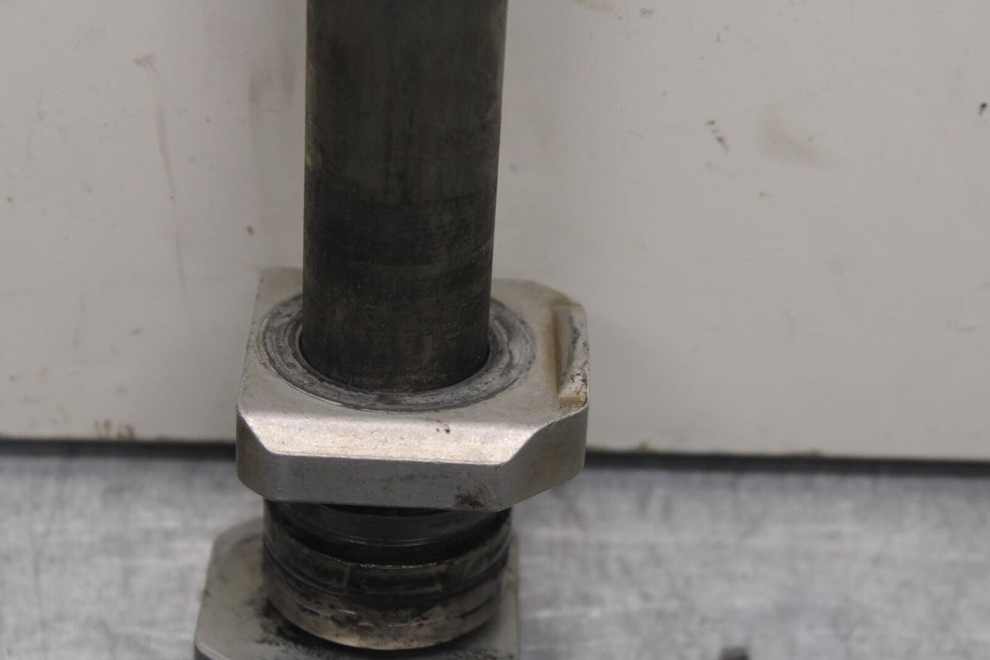 2007 Suzuki GSXR1000 REAR AXLE BACK WHEEL RIM PIVOT BOLT AXEL 64711-33E20 BB83