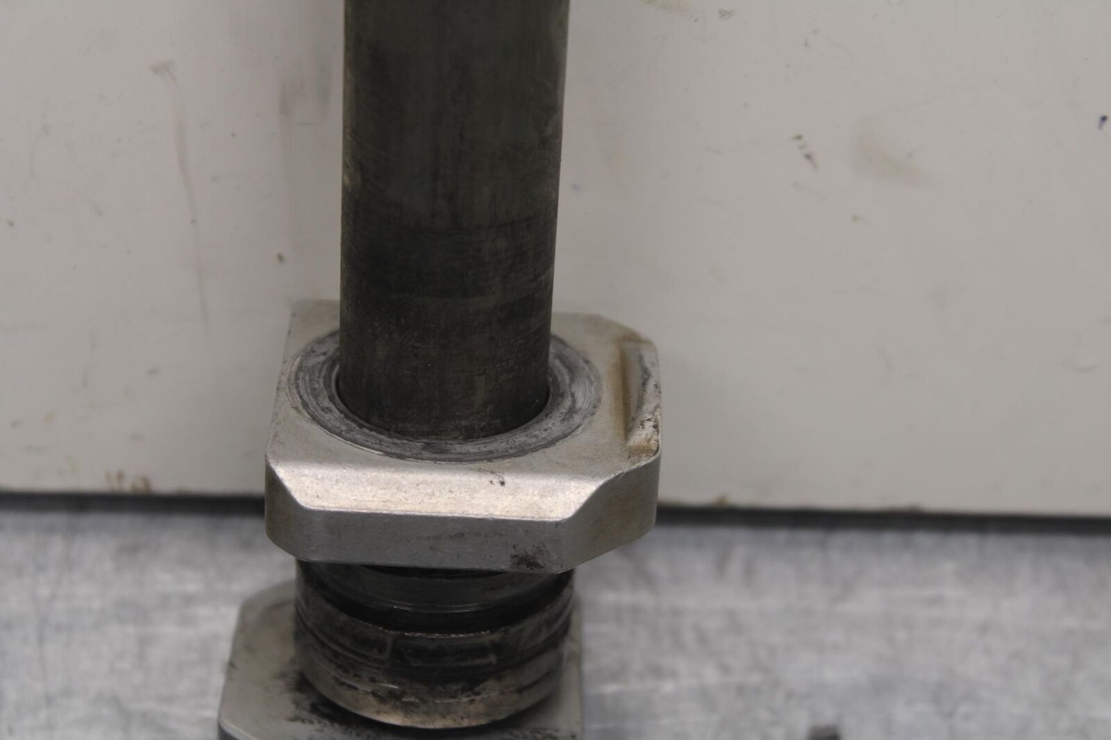 2007 Suzuki GSXR1000 REAR AXLE BACK WHEEL RIM PIVOT BOLT AXEL 64711-33E20 BB83