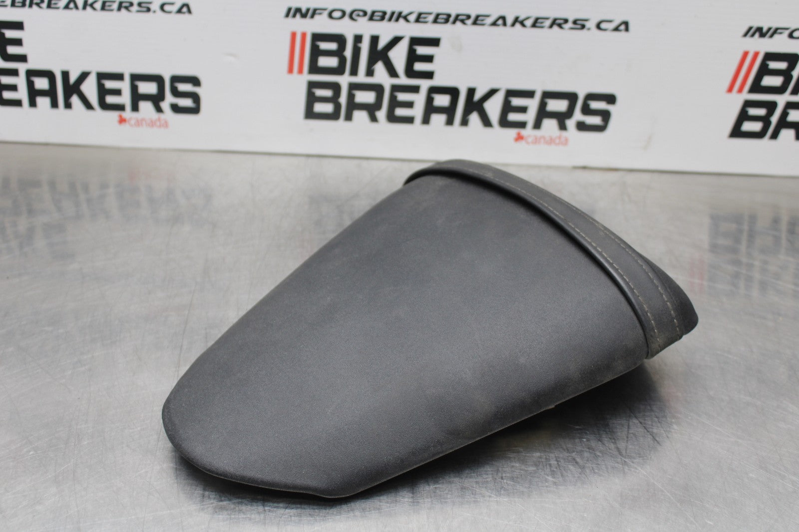 08 KAWASAKI NINJA ZX10R REAR BACK PASSENGER TANDEM SEAT PAD SADDLE PILLION BB201