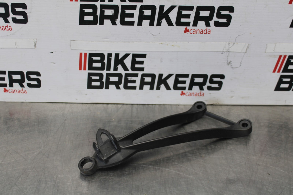 13-18 KAWASAKI NINJA ZX6R RIGHT REAR BACK PASSENGER PEG MOUNT BB908