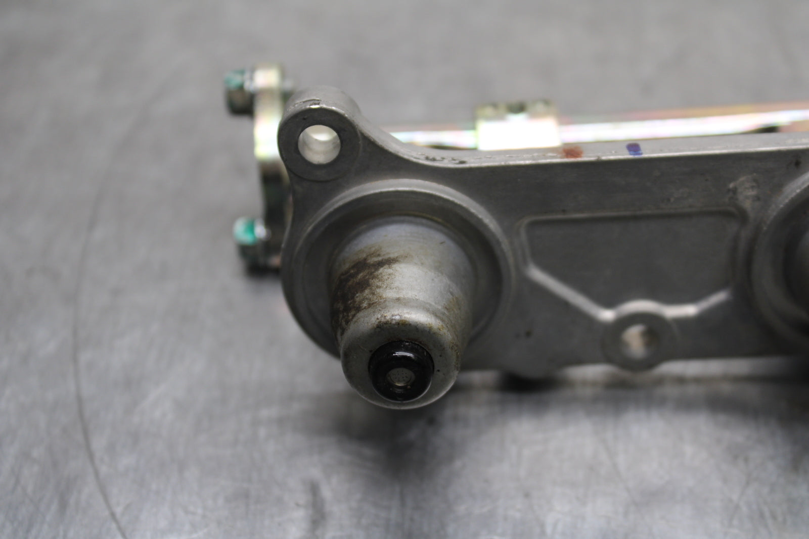 03-04 HONDA CBR600RR SECONDARY FUEL INJECTORS TOP AIRBOX GAS RAIL BB127