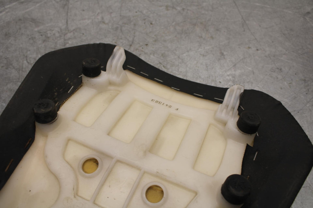 2017 Suzuki GSXR600 FRONT DRIVERS SEAT PAD SADDLE PILLION 45100-14J10-DW2 BB527
