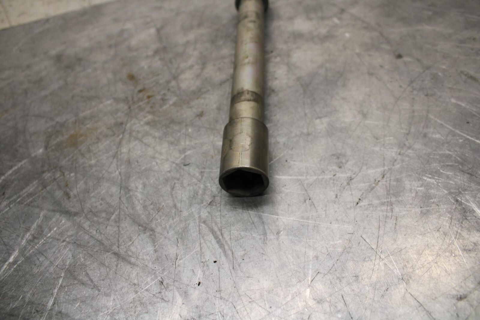 18 YAMAHA YZF R1  FRONT WHEEL RIM AXLE PIVOT BOLT BB473