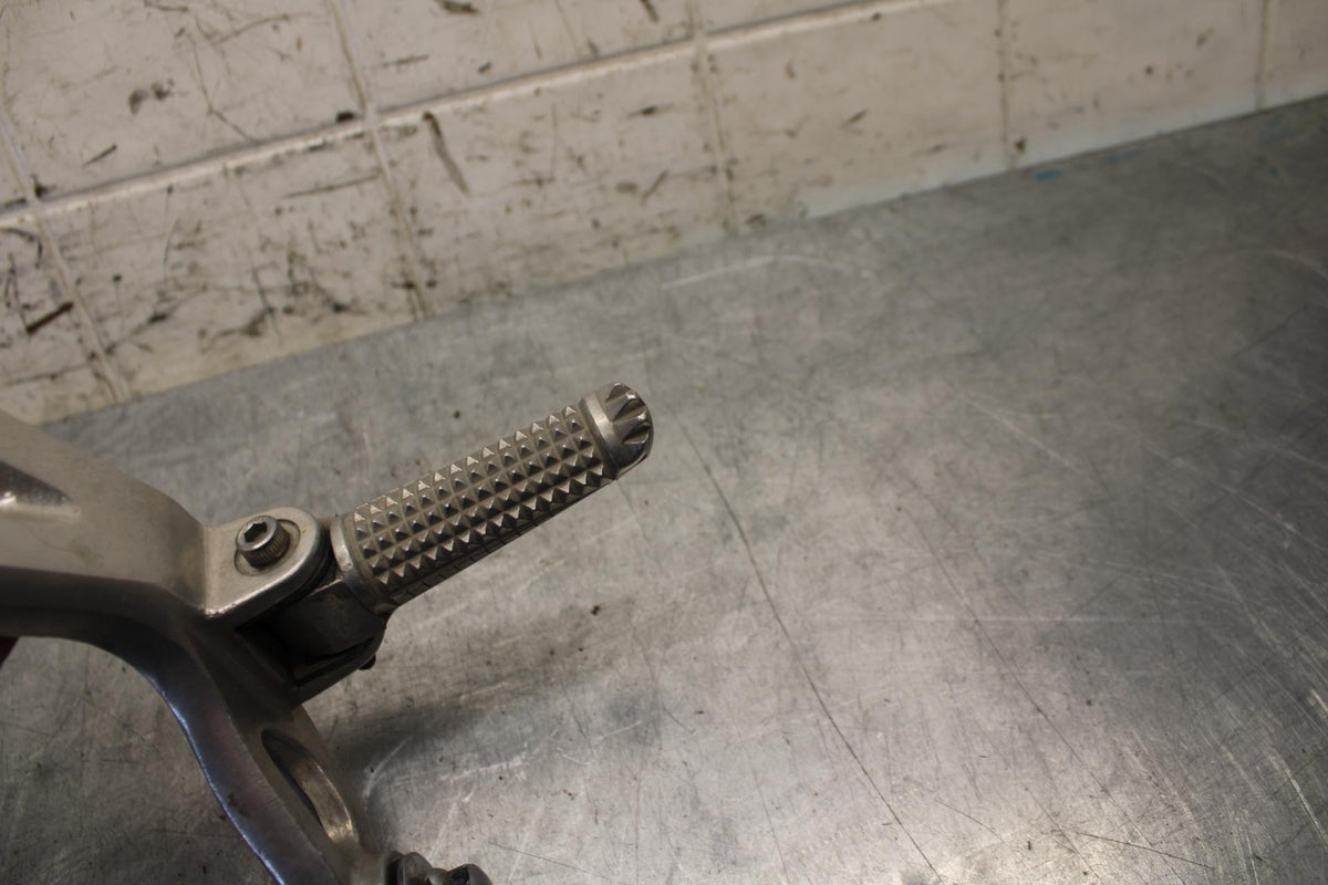 2001 Yamaha YZF R6 RIGHT REAR BACK PASSENGER PEG 5EB-27440-00-00 BB68