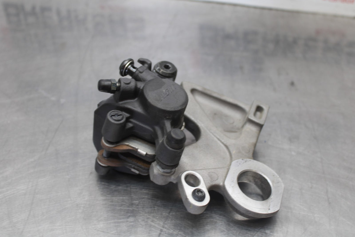 17 YAMAHA YZF R6 REAR BACK BRAKE CALIPER W MOUNT BRACKET BB922