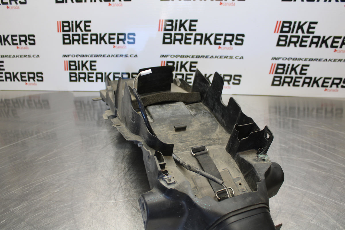 00 SUZUKI SV650 REAR BACK TAIL UNDERTAIL BATTERY TRAY PLASTIC BB156