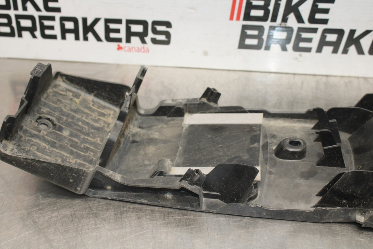 08-10 SUZUKI GSXR 600 REAR BACK TAIL UNDERTAIL BATTERY TRAY PLASTIC BB803