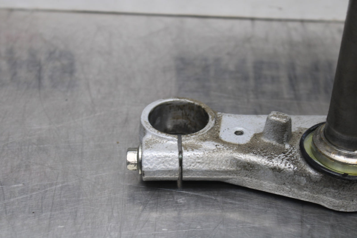 15 SUZUKI GW250F FRONT FORKS CLAMP LOWER TRIPLE TREE STEM BB789