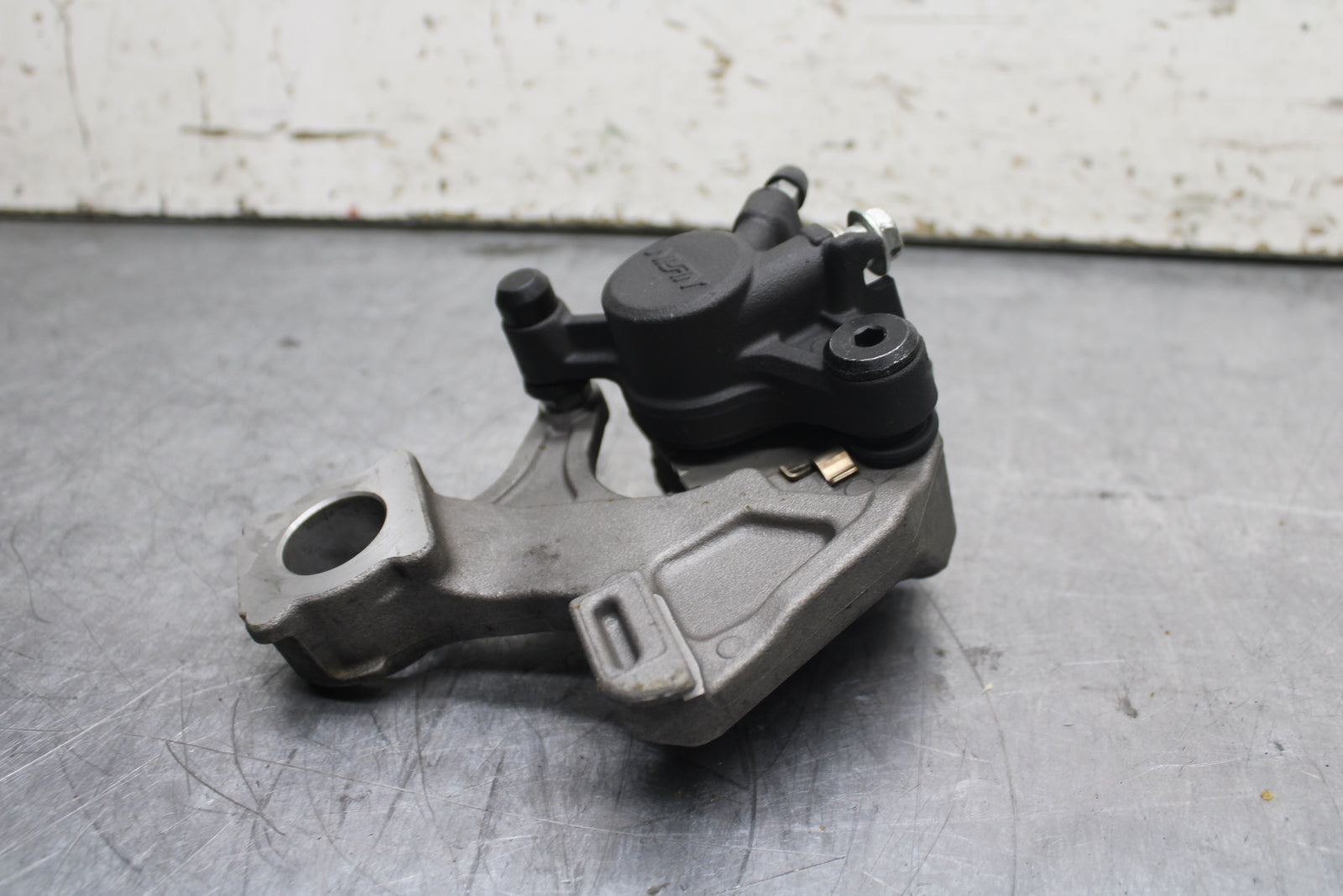 13 SUZUKI GSXR750 REAR BACK BRAKE CALIPER W MOUNT BRACKET BB110