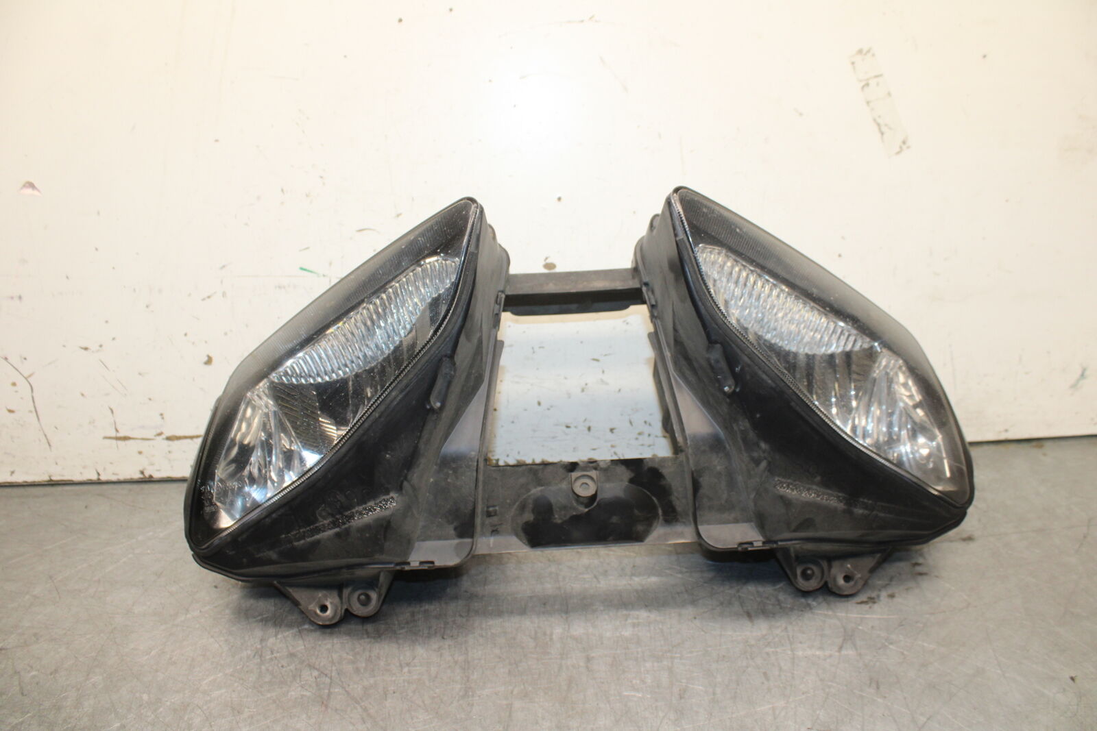 06 YAMAHA YZF R6 FRONT HEADLIGHT HEAD LIGHT LAMP BB716