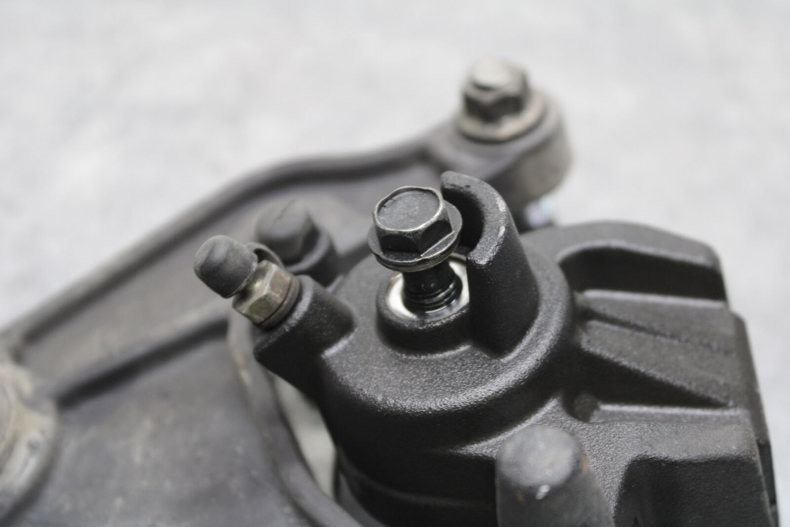 12-13 KAWASAKI Z1000 REAR BACK BRAKE CALIPER W MOUNT BRACKET BB743