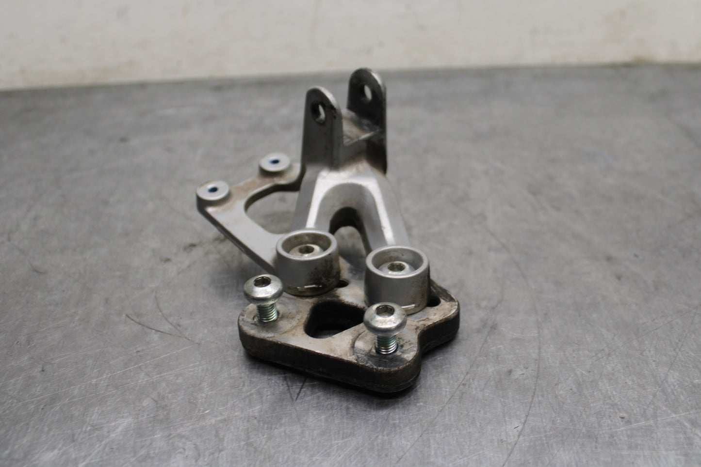 08-10 SUZUKI GSXR 600 LEFT REARSET REAR SET DRIVER FOOT PEG BRACKET MOUNT BB132