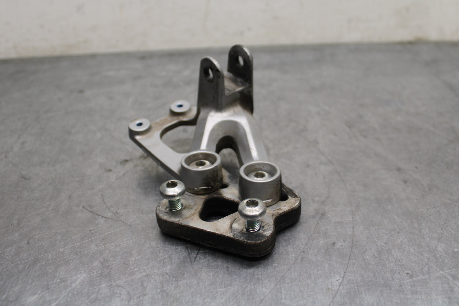 08-10 SUZUKI GSXR 600 LEFT REARSET REAR SET DRIVER FOOT PEG BRACKET MOUNT BB132