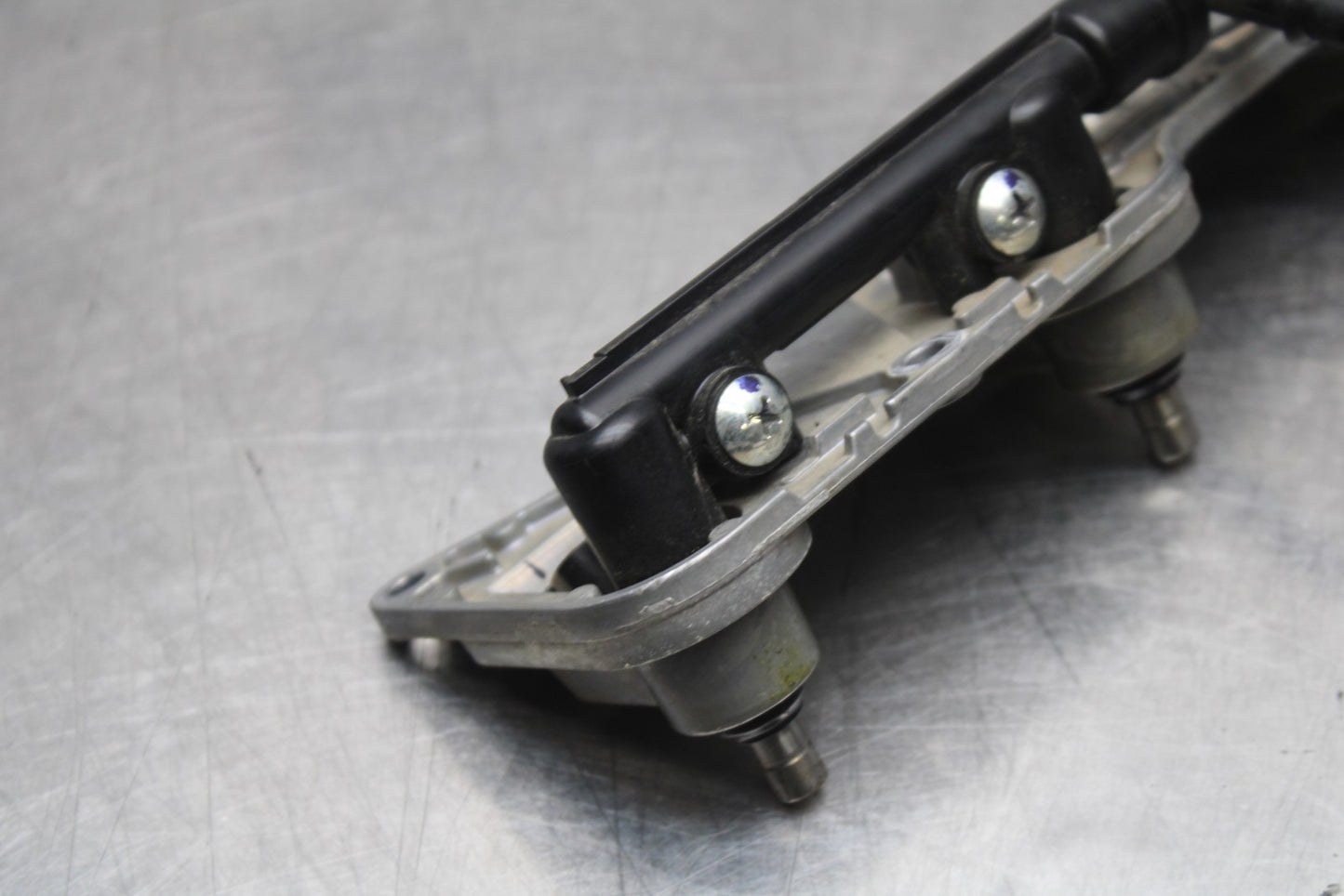 08 KAWASAKI NINJA ZX10R SECONDARY FUEL INJECTORS TOP AIRBOX GAS RAIL BB201