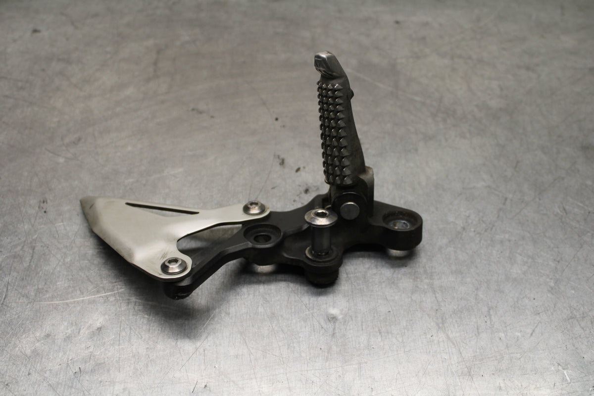 19-22 KAWASAKI Z400 LEFT REARSET REAR SET DRIVER FOOT PEG REST STOP BB738