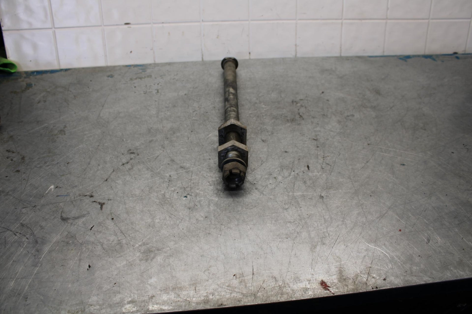 06-07 KAWASAKI NINJA ZX14R REAR AXLE BACK WHEEL RIM PIVOT BOLT AXEL bb433