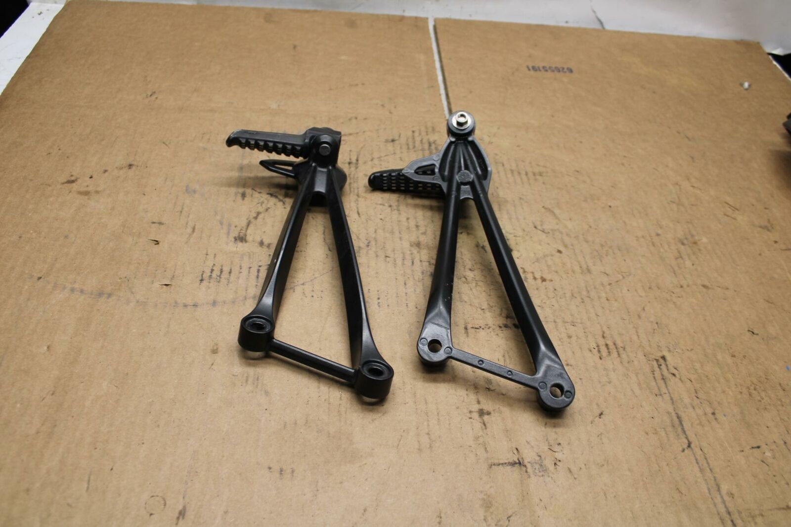 09-12 KAWASAKI NINJA ZX6R REAR BACK PASSENGER PEG SET PAIR BB383