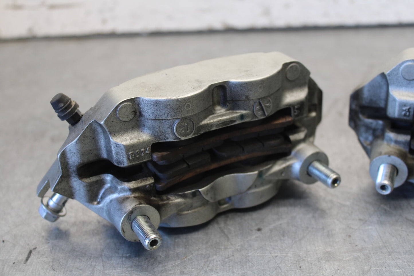 11-24 SUZUKI GSXR750 RIGHT LEFT FRONT BRAKE CALIPER SET PAIR CALIPERS  BB687