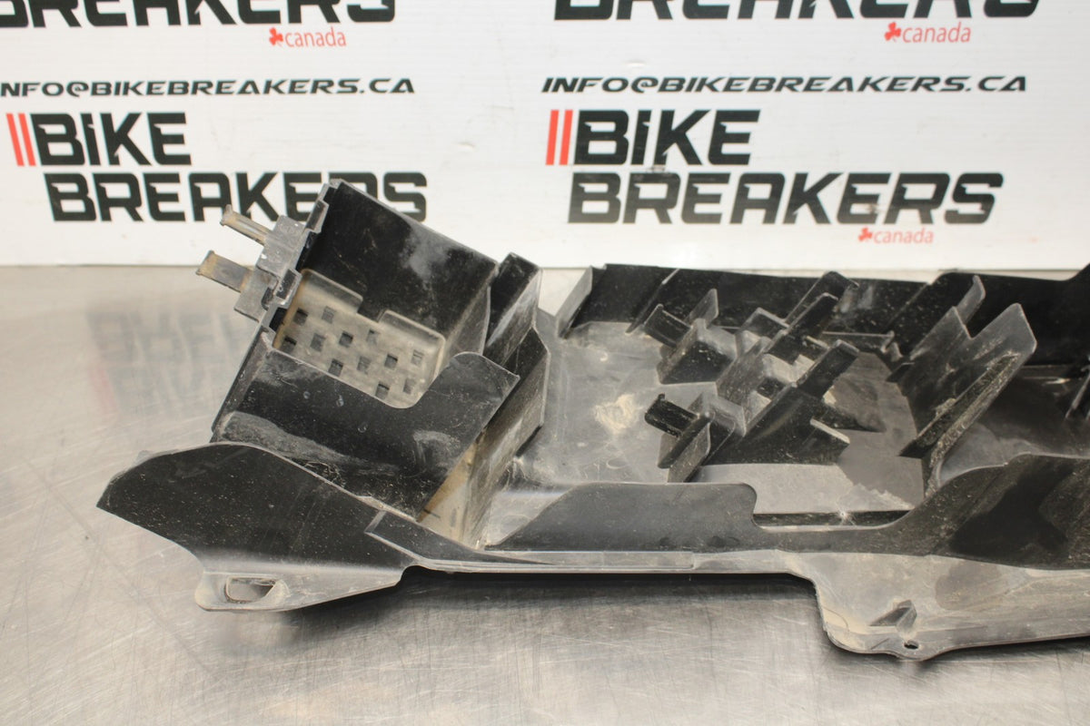 04-05 SUZUKI GSXR600 REAR BACK TAIL UNDERTAIL BATTERY TRAY PLASTIC BB792