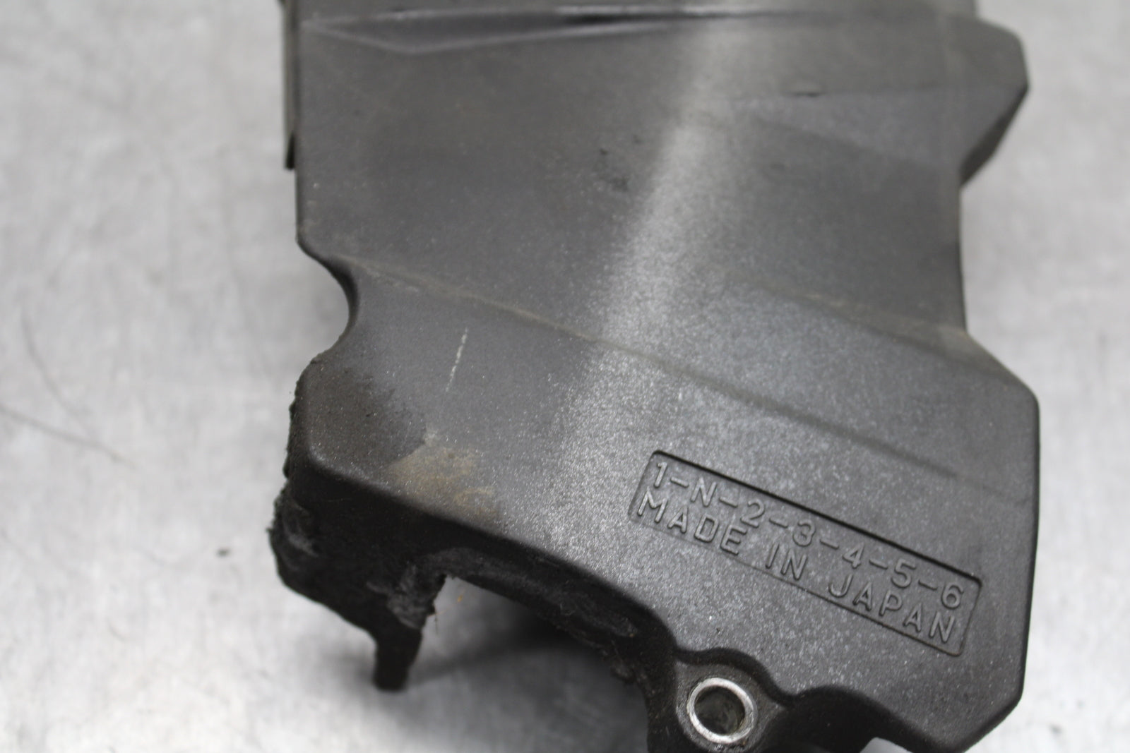 03-05 YAMAHA YZF R6  ENGINE SPROCKET COVER BB751