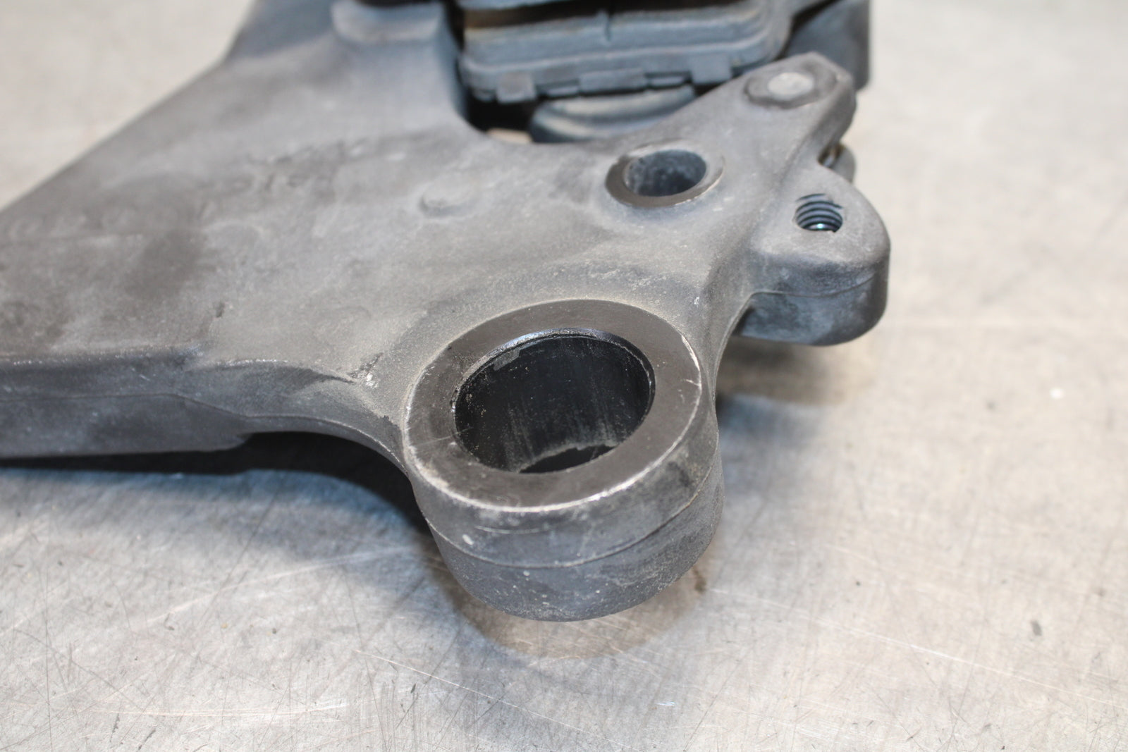 16 KAWASAKI NINJA ZX10R REAR BRAKE CALIPER W MOUNT BRACKET 43080-0097-DJ BB650