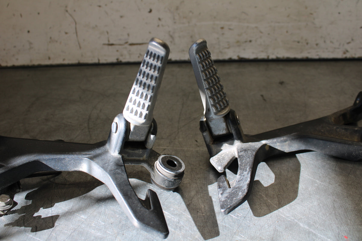 19-22 KAWASAKI Z400 REAR BACK PASSENGER PEG SET PAIR BB708