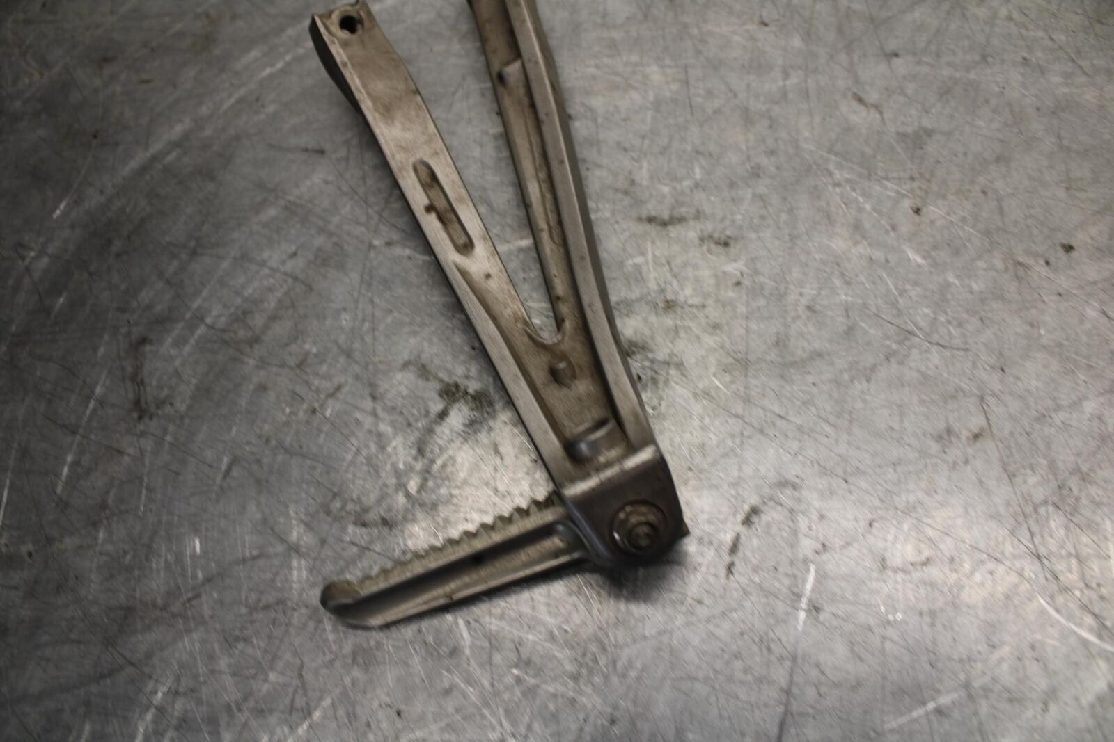 2007 Yamaha YZF R1 LEFT REAR PASSENGER PEG 5JJ-27431-10-00 5VY-2741L-00-00 BB523