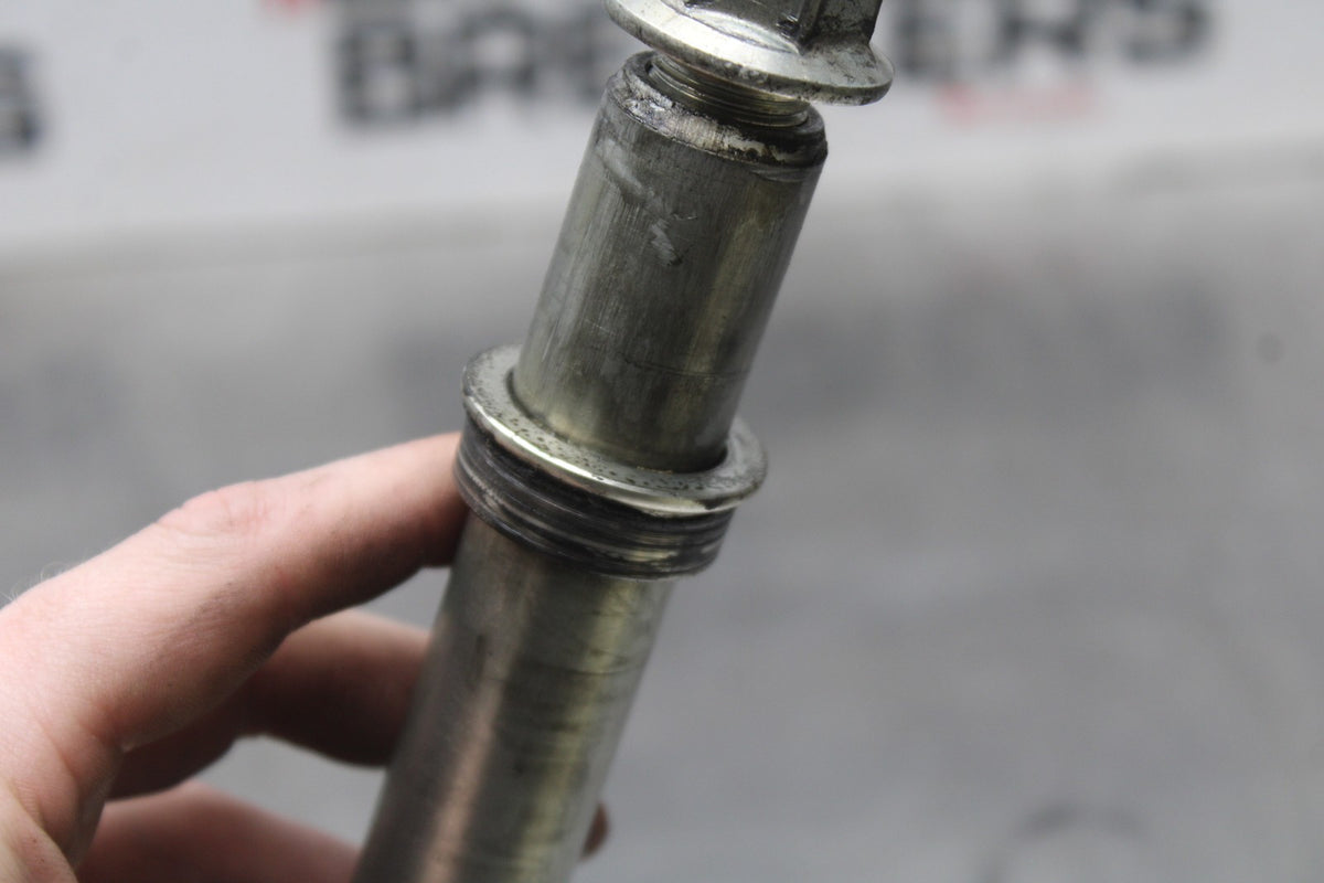 06-07 SUZUKI GSXR 600 FRONT WHEEL RIM AXLE PIVOT BOLT BB845