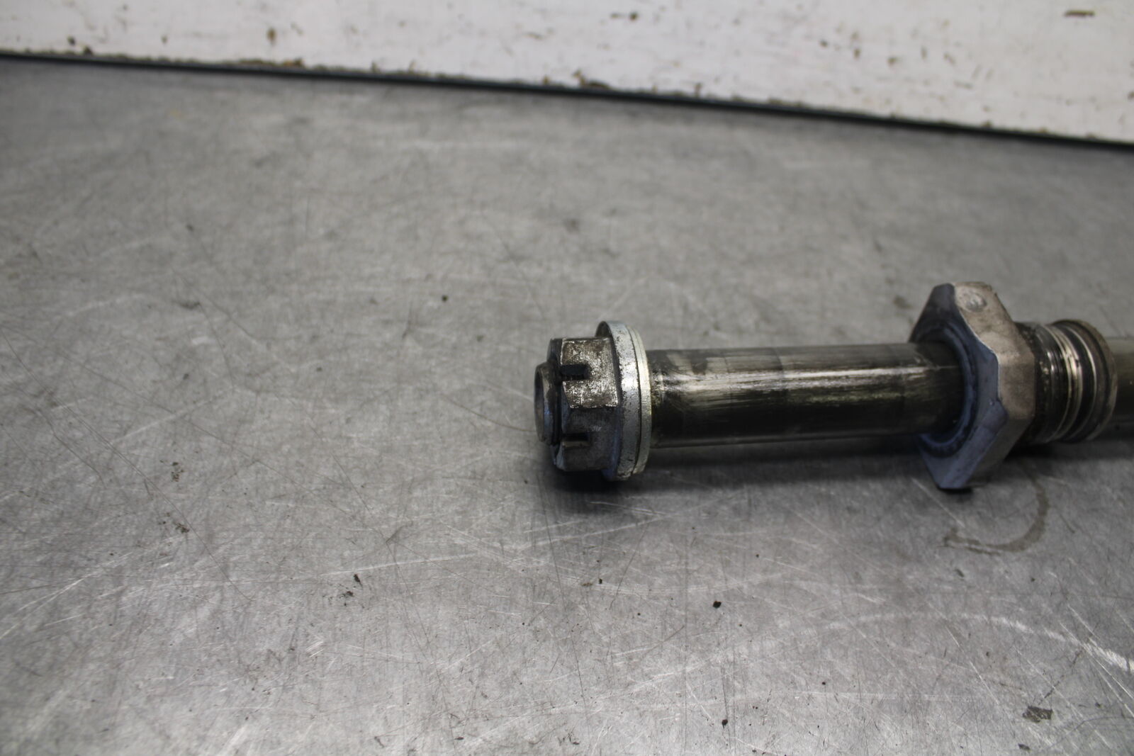 04 SUZUKI GSXR600 REAR AXLE BACK WHEEL RIM PIVOT BOLT AXEL 64711-33E10  BB676