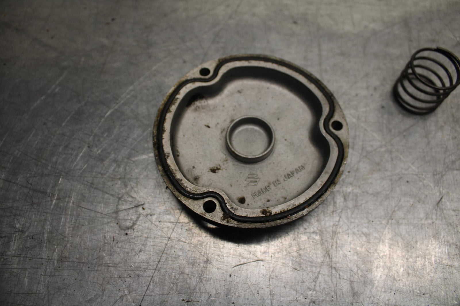 80-81 SUZUKI GS1000G ENGINE OIL FILTER COVER SPRING BB91