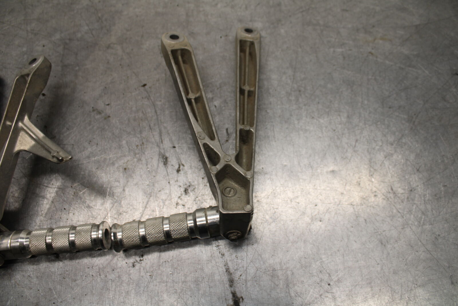 05-06 HONDA CBR600RR REAR BACK PASSENGER PEG SET PAIR BB739