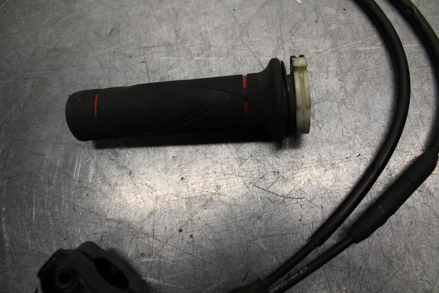 07 YAMAHA YZF R6 2c0 THROTTLE CABLE LINE HOUSING GUIDE 3XW-26282-01-00 BB75