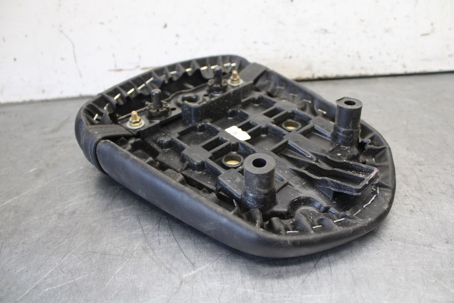 06-07 SUZUKI GSXR 600 REAR BACK PASSENGER TANDEM SEAT PAD SADDLE PILLION BB694