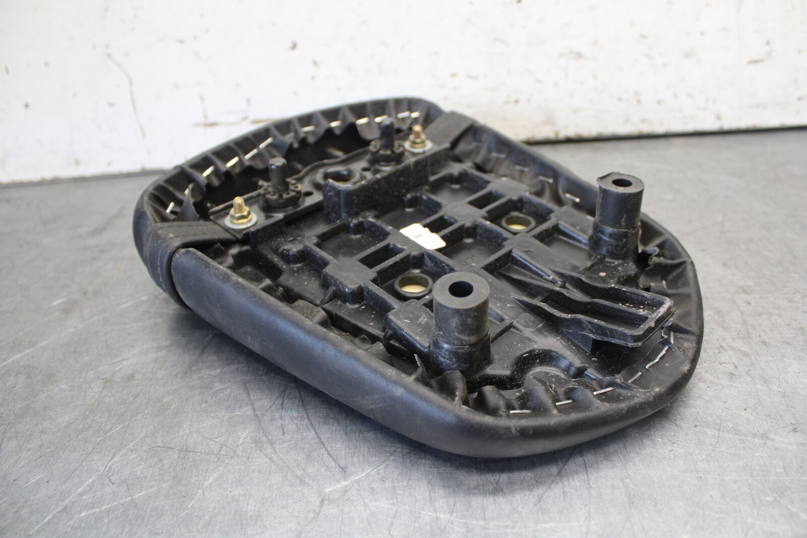 06-07 SUZUKI GSXR 600 REAR BACK PASSENGER TANDEM SEAT PAD SADDLE PILLION BB694