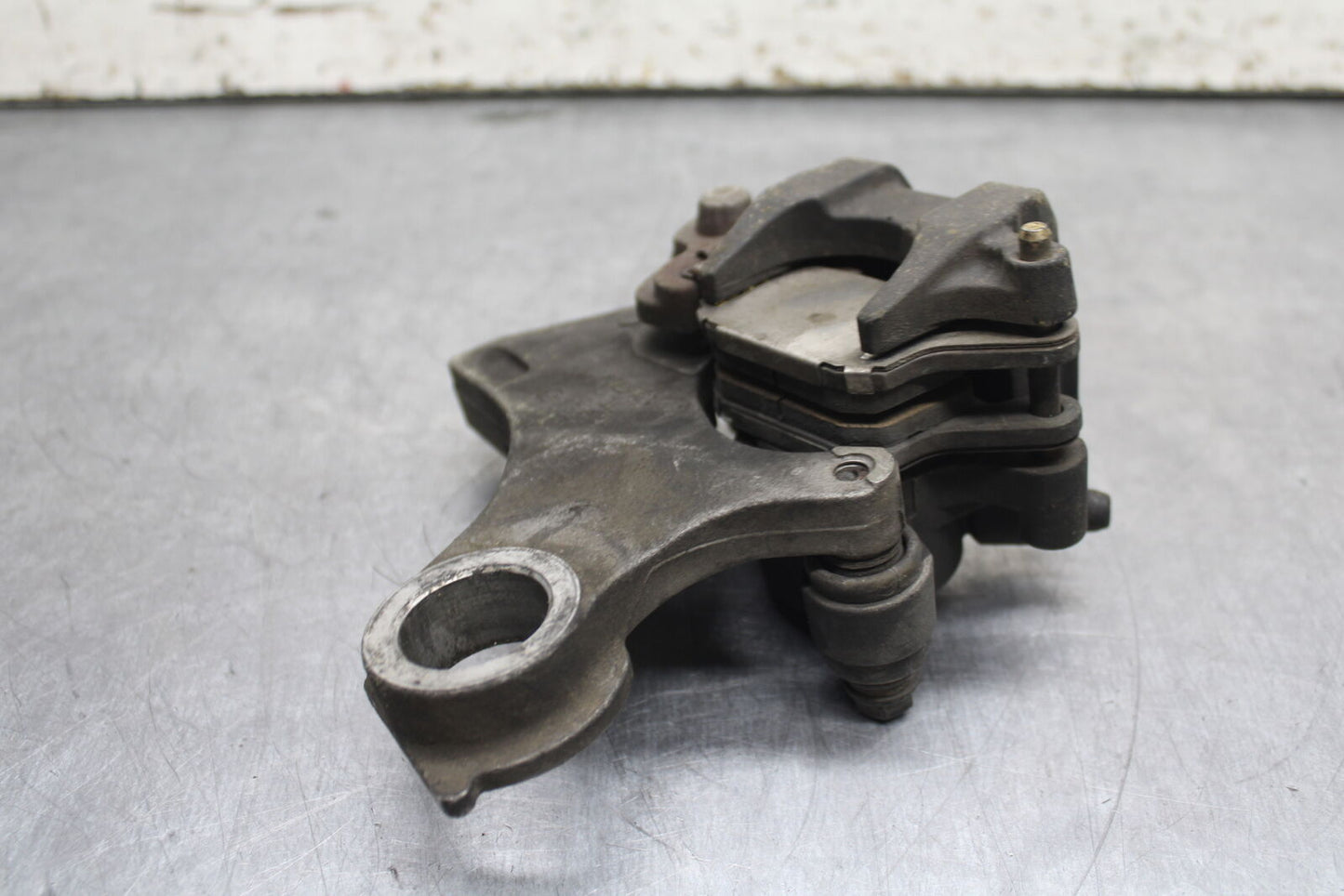 08-09 YAMAHA YZF R6S REAR BACK BRAKE CALIPER W MOUNT BRACKET BB114