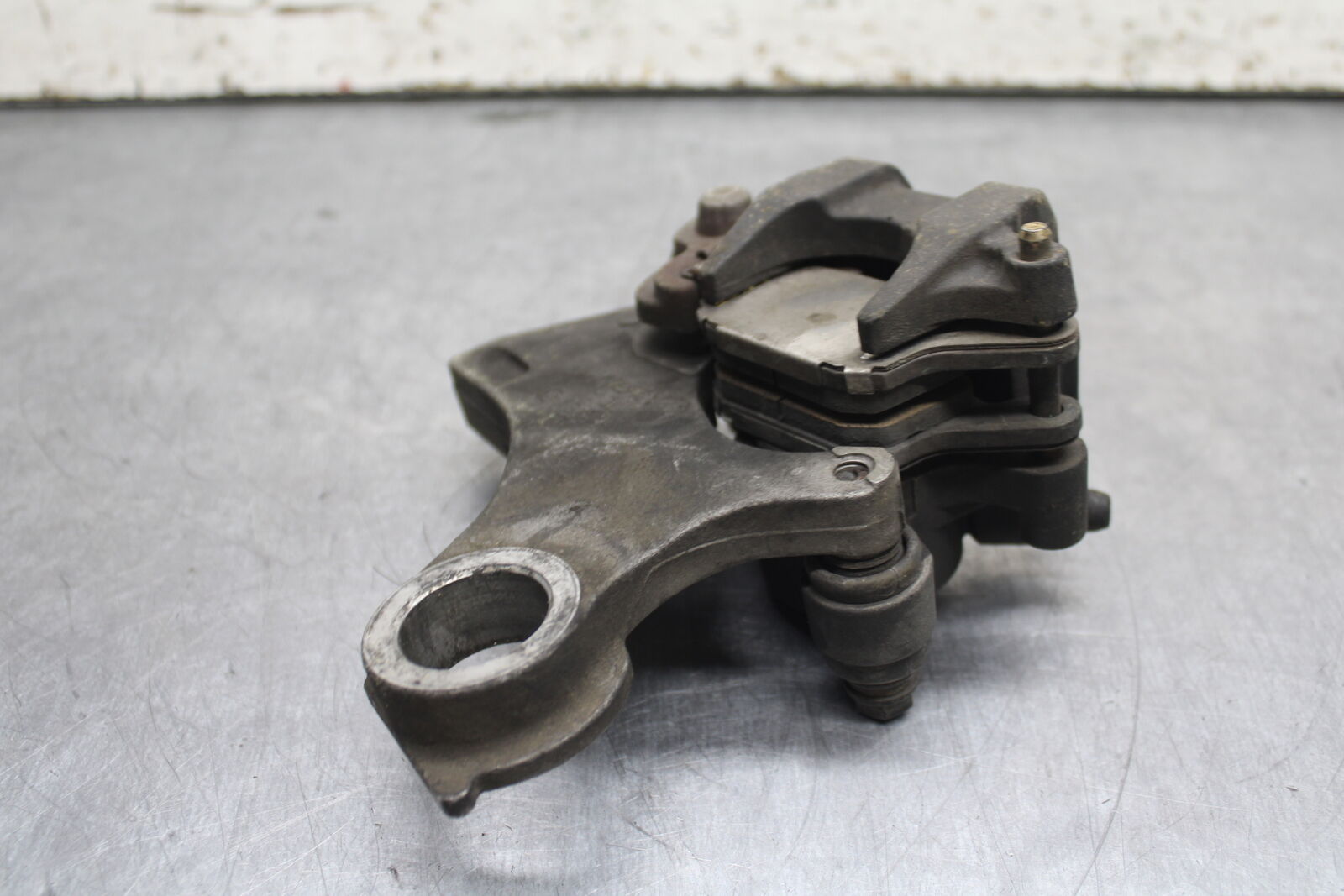 08-09 YAMAHA YZF R6S REAR BACK BRAKE CALIPER W MOUNT BRACKET BB114