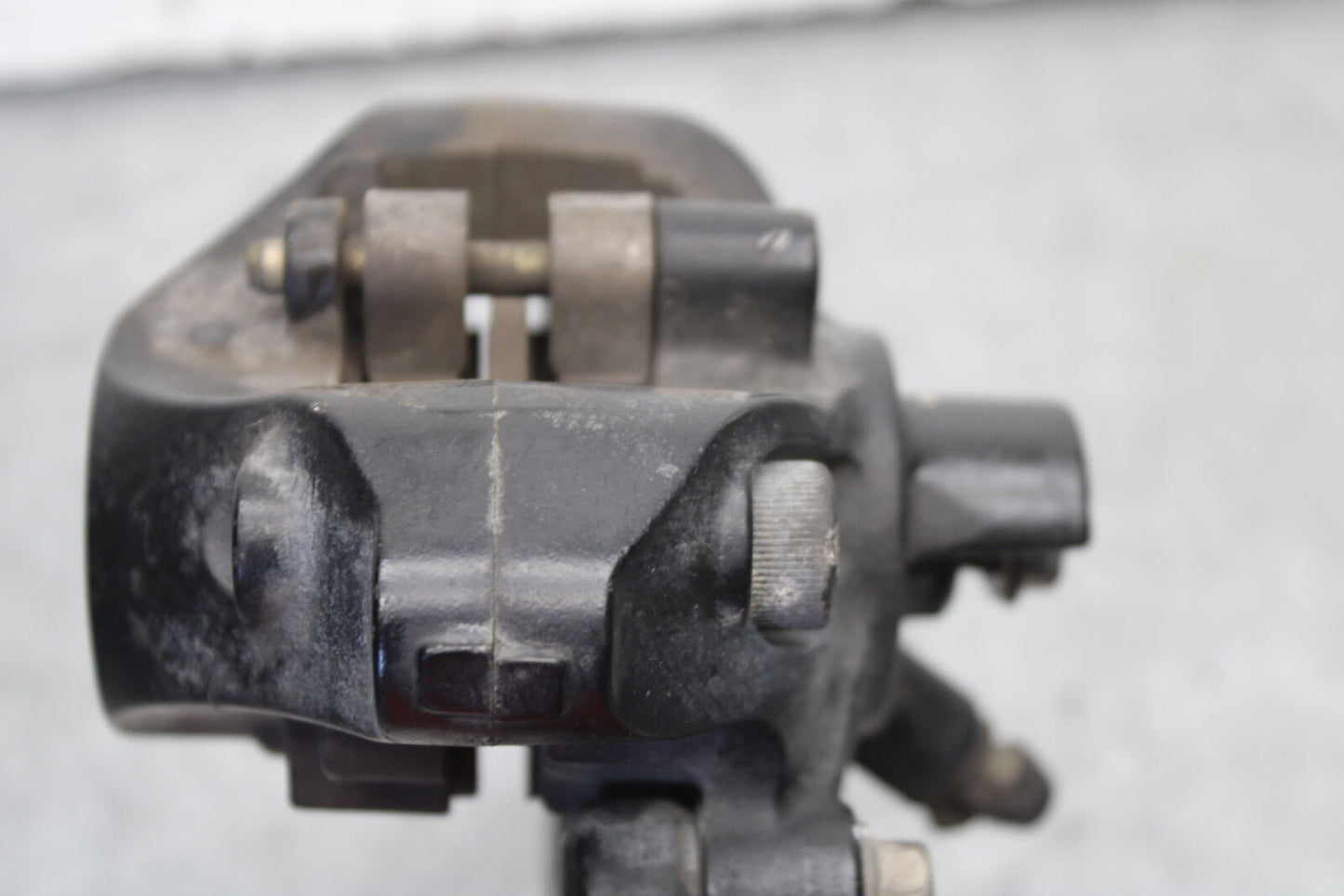 05-06 SUZUKI GSXR1000 REAR BRAKE CALIPER W MOUNT BRACKET 69100-29G20-999 BB663