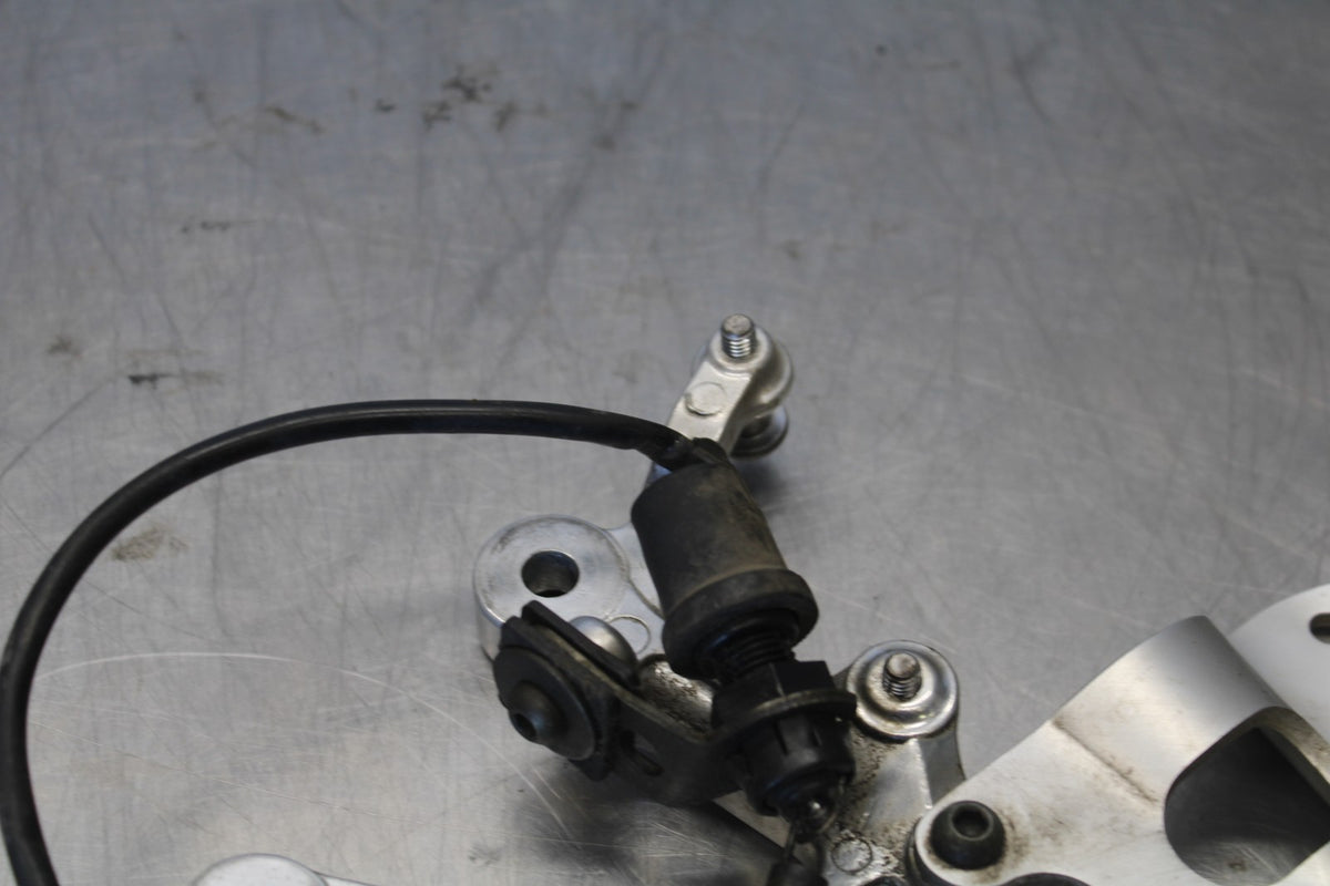 05 YAMAHA YZF R6 RIGHT REARSET REAR SET DRIVER FOOT PEG BRACKET MOUNT BB894