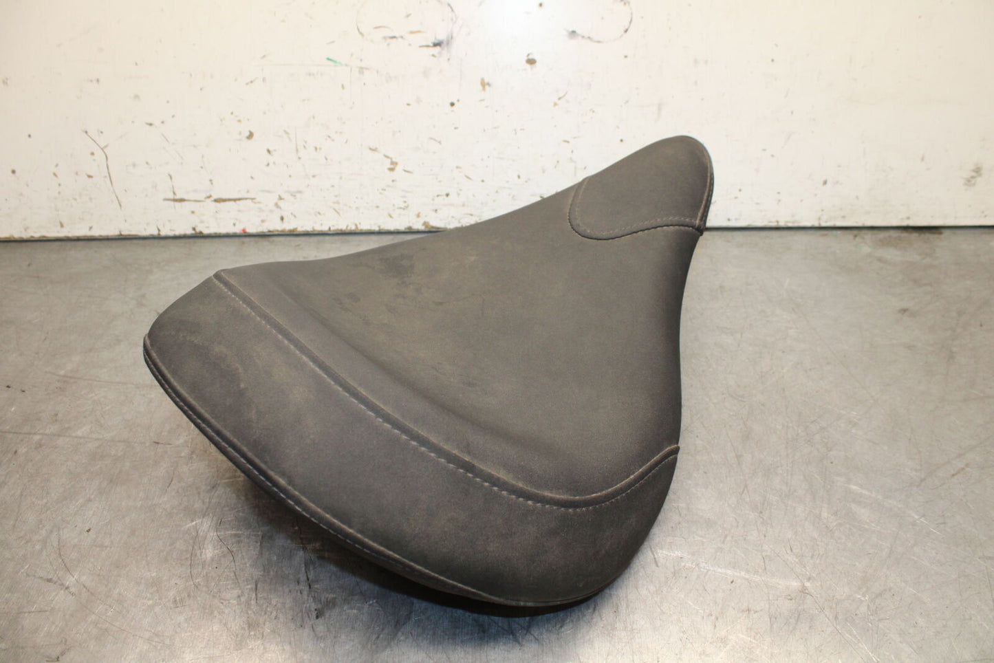 17-24 YAMAHA BOLT XVS950 FRONT DRIVERS SEAT BB729