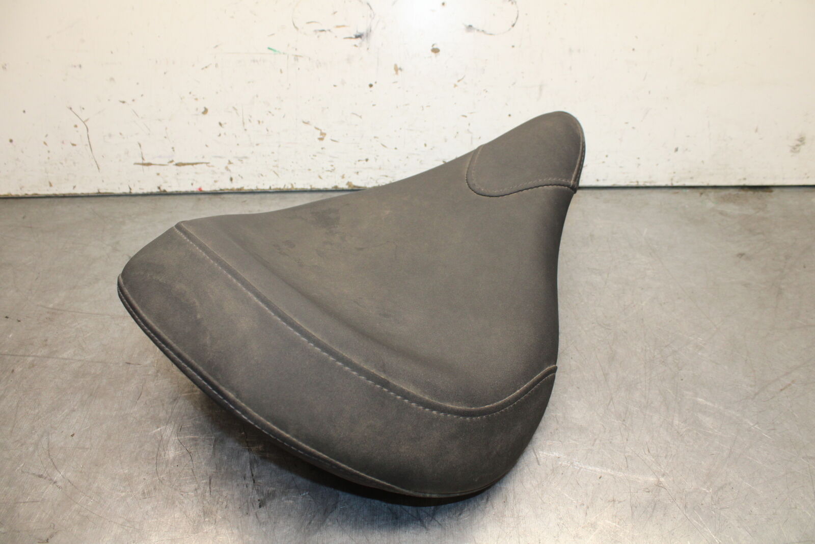 17-24 YAMAHA BOLT XVS950 FRONT DRIVERS SEAT BB729
