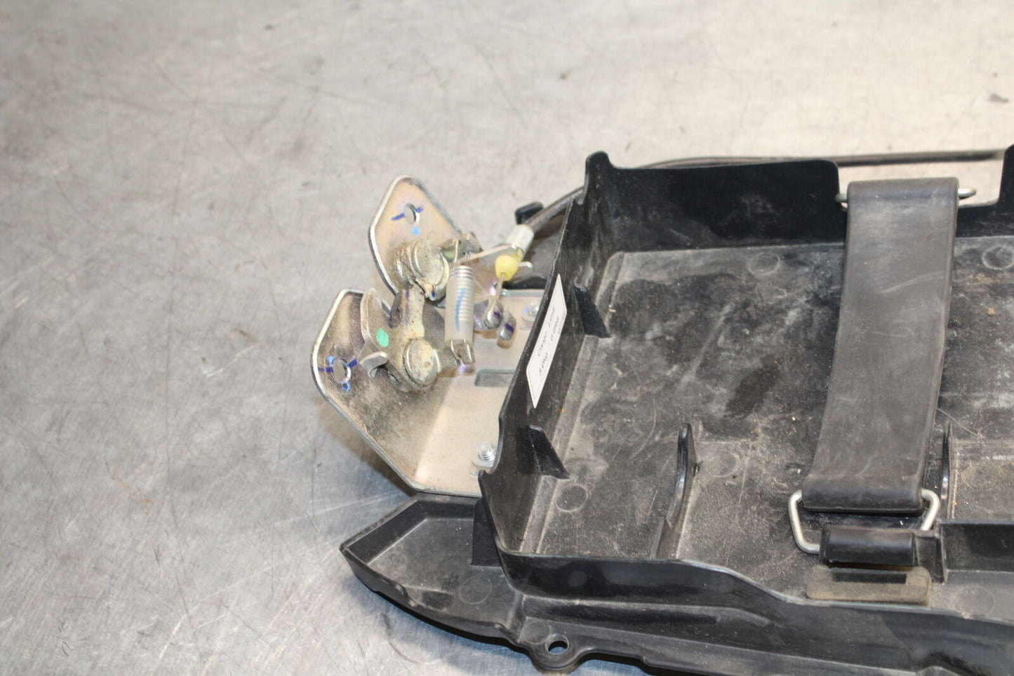 15-16 HONDA CB300F REAR BACK TAIL UNDERTAIL BATTERY TRAY PLASTIC BB740